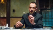 Ermittelt in einem Fall, der mit einem sehr seltenen pr&auml;historischen Fossil in Verbindung steht: F&uuml;r den brillanten Kopf Sherlock Holmes (Jonny Lee Miller), der die Herausforderung liebt, ein regelrechtes Vergn&uuml;gen ...