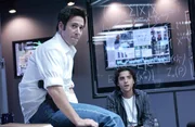 Versucht gemeinsam mit seinem Bruder Don (Rob Morrow, l.) und seinen eigenen perfekten mathematischen Berechnungen eine Bande Bankräuber zu stellen: Charlie (David Krumholtz, r.) ... Versucht gemeinsam mit seinem Bruder Don (Rob Morrow, l.) und seinen eigenen perfekten mathematischen Berechnungen eine Bande Bankräuber zu stellen: Charlie (David Krumholtz, r.) ...