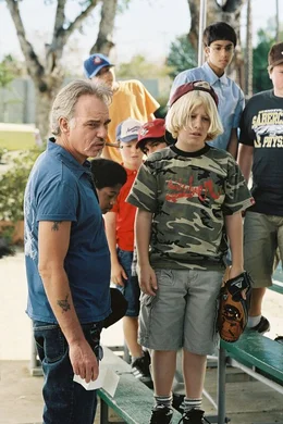 Der ehemalige Baseball-Profi Morris Buttermaker (Billy Bob Thornton, l.) soll ein elend schlechtes Baseball-Team, von schwererziehbaren Minderj&auml;hrigen ,in die Meisterschaft f&uuml;hren.