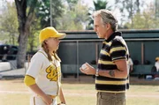 Nur aus Geldnot &uuml;bernimmt Morris Buttermaker (Billy Bob Thornton, r.) die nahezu unl&ouml;sbare Aufgabe, aus einer absolut untalentierten Horde Minderj&auml;hriger, ein passables Baseball-Team zu machen!