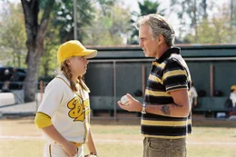Nur aus Geldnot &uuml;bernimmt Morris Buttermaker (Billy Bob Thornton, r.) die nahezu unl&ouml;sbare Aufgabe, aus einer absolut untalentierten Horde Minderj&auml;hriger, ein passables Baseball-Team zu machen!