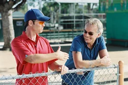 Wer wird die diesj&auml;hrige Jugend-Baseball-Meisterschaft f&uuml;r sich entscheiden? Die "Yankees" mit ihrem &uuml;berheblichen Trainer Roy Bullock (Greg Kinnear, l.) oder die "Bears" unter F&uuml;hrung von Ex-Baseball-Profi Morris Buttermaker (Billy Bob Thornton, r.)?