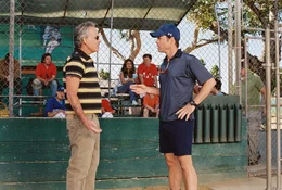M&ouml;ge die beste Mannschaft gewinnen! Morris Buttermaker (Billy Bob Thornton, l.), Trainer der "Bears und Roy Bullock (Greg Kinnear, r.), Coach der "Yankees" geben alles, um ihr Team zum Sieger der Junioren-Baseball-Meisterschaft zu machen!