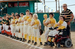 Der ehemalige Baseball-Profi Morris Buttermaker (Billy Bob Thornton, r.) ist sehr stolz auf seine "Bears"! Nur durch hartes Training und Disziplin haben sie es geschafft, zu einem der gr&ouml;ssten Favoriten der Baseball-Meisterschaften zu werden.