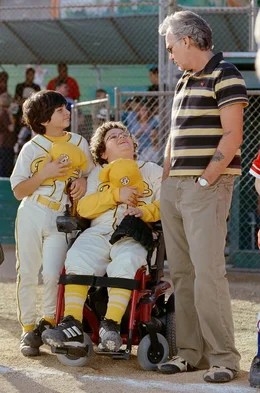 Um den Titel der Baseball-Meisterschaften zu gewinnen, m&uuml;ssen die schlappen "Bears" ihre gr&ouml;ssten Konkurrenten, die "Yankees", besiegen. Eine schwere Aufgabe f&uuml;r Coach Morris Buttermaker (Billy Bob Thornton, r.).