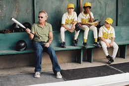 Der ehemalige Baseball-Profi Morris Buttermaker (Billy Bob Thornton, l.) &uuml;bernimmt den Job als Coach der "Bears" nur, weil er enorme Geldsorgen hat! Wer w&auml;re sonst so verr&uuml;ckt, eine zum Scheitern verurteilte Juniorenmannschaft zu trainieren, die noch nie einen Baseball in der Hand hatte?!