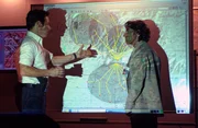 Mit Charlies (David Krumholtz, r.) mathematischen Fähigkeiten sucht Don (Rob Morrow, l.) nach dem Ursprungsort der Seuche und dabei stoßen sie auf den mysteriösen Wissenschaftler ... Mit Charlies (David Krumholtz, r.) mathematischen Fähigkeiten sucht Don (Rob Morrow, l.) nach dem Ursprungsort der Seuche und dabei stoßen sie auf den mysteriösen Wissenschaftler ...
