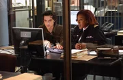 Gemeinsam mit Lt. Lee Havercamp (CCH Pounder, r.) versucht Charlie (David Krumholtz, l.) den Ort der Freisetzung des Virus', zu finden ... Gemeinsam mit Lt. Lee Havercamp (CCH Pounder, r.) versucht Charlie (David Krumholtz, l.) den Ort der Freisetzung des Virus', zu finden ...