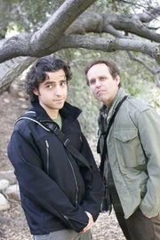 Bei einer Wanderung machen Larry (Peter MacNicol, l.) und Charlie (David Krumholtz, r.) eine grauenvolle Entdeckung ... Bei einer Wanderung machen Larry (Peter MacNicol, l.) und Charlie (David Krumholtz, r.) eine grauenvolle Entdeckung ...