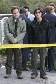 Während Larry (Peter MacNicol, r.) und Charlie (David Krumholtz, l.) eine Wanderung machen, stoßen sie auf einen toten Studenten, der offensichtlich Selbstmord begangen hat, in dem er von einer Brücke gesprungen ist. Charlie jedoch glaubt nicht an einen Selbstmord ... Während Larry (Peter MacNicol, r.) und Charlie (David Krumholtz, l.) eine Wanderung machen, stoßen sie auf einen toten Studenten, der offensichtlich Selbstmord begangen hat, in dem er von einer Brücke gesprungen ist. Charlie jedoch glaubt nicht an einen Selbstmord ...