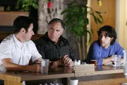 Gehen den Fall von Finn Montgomery noch einmal durch: Don (Rob Morrow, l.), Charlie (David Krumholtz, r.) und Alan (Judd Hirsch, M.) ... Gehen den Fall von Finn Montgomery noch einmal durch: Don (Rob Morrow, l.), Charlie (David Krumholtz, r.) und Alan (Judd Hirsch, M.) ...