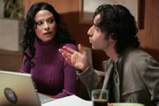 Arbeiten an schwierigen Berechnungen: Amita (Navi Rawat, l.) und Charlie (David Krumholtz, r.) ... Arbeiten an schwierigen Berechnungen: Amita (Navi Rawat, l.) und Charlie (David Krumholtz, r.) ...
