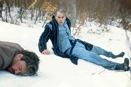 Dr. Wolf (Sebastian Blomberg, re.) und Rafid Alwan (Dar Salim, li.) fliehen vor der CIA und landen im Schnee.