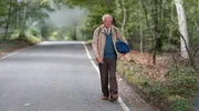 Harold (Jim Broadbent) bricht zu einer Pilgerreise auf.