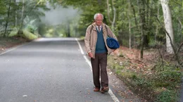 Harold (Jim Broadbent) bricht zu einer Pilgerreise auf.