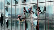 Zweieinhalb Wochen brauchen die Industriekletterer, um die Fenster der Elbphilharmonie zum Gl&auml;nzen zu bringen
