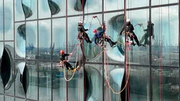 Zweieinhalb Wochen brauchen die Industriekletterer, um die Fenster der Elbphilharmonie zum Gl&auml;nzen zu bringen