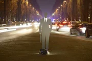 Homo Oeconomicus. Gutmenschen vs. Egoisten? Arm gegen Reich? Macht gegen Moral? Forschungsergebnisse zeichnen ein anderes Menschenbild: Der Mensch als soziales Wesen, das Werten wie Großzügigkeit und Gerechtigkeit den Vorzug vor schierem Eigennutz gibt. Wir nehmen den Zuschauer mit auf sein ganz persönliches Abenteuer, an dessen Ende er sich selber fragt, wie viel Altruismus wohl in ihm steckt. Homo Oeconomicus. Gutmenschen vs. Egoisten? Arm gegen Reich? Macht gegen Moral? Forschungsergebnisse zeichnen ein anderes Menschenbild: Der Mensch als soziales Wesen, das Werten wie Großzügigkeit und Gerechtigkeit den Vorzug vor schierem Eigennutz gibt. Wir nehmen den Zuschauer mit auf sein ganz persönliches Abenteuer, an dessen Ende er sich selber fragt, wie viel Altruismus wohl in ihm steckt.