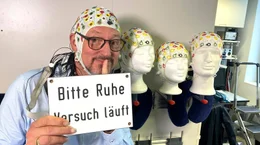 Eckart von Hirschhausen (Mitte) bereitet sich mit einer EEG-Haube auf ein Gedanken-Experiment im Leibniz-Institut f&uuml;r Neurobiologie Magdeburg vor.
