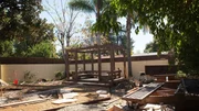 Das Zuhause von Chris und Kimberly hat spanischen Flair, ihrem Garten muss Landschaftsdesignerin Sara noch etwas Flair einhauchen. Sie stellt eine Lounge-Area auf, in deren Mitte man ein knisterndes Lagerfeuer veranstalten kann und sorgt daf&uuml;r, dass sich der kleine Sohn der beiden in seine Spielecke im Gr&uuml;nen zur&uuml;ckziehen kann.