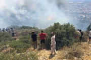 Einheimische k&auml;mpfen darum, die Flammen an den H&auml;ngen des Ymittos in Athen einzud&auml;mmen, w&auml;hrend Waldbr&auml;nde nur wenige Meter vor den Wohngebieten den Hang verw&uuml;sten.