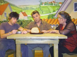 SWR Fernsehen "AUSVERKAUFT", "Eine Trag&ouml;die in drei Akten", am Dienstag (31.12.13) um 20:15 Uhr. Wird die Premiere klappen? Die arme Bauernfamilie probt: wie schaut ein hungriger Bauer? So schwierig haben sie es sich nicht vorgestellt.  v.li.n.re.: Bastian  Braig,  Albin Braig, Karin Sinn.