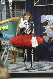Brennan (Emily Deschanel) l&ouml;st ihr Versprechen f&uuml;r die Hilfe von Prof. Jude ein und tritt in seiner Kinderwissenschaftsshow auf.