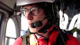Notarzt Dr. Daniel Schmitz im Hubschrauber unterwegs zu einem Notfall-Patienten.