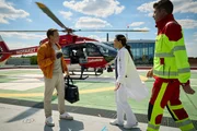 Grossspuriger Auftritt: Patrick Kalupa (l.) als Dr. Moritz Neiss, Idil Üner (M.) als Dr. Melek Birol mit unidentifiziertem Nebendarsteller Grossspuriger Auftritt: Patrick Kalupa (l.) als Dr. Moritz Neiss, Idil Üner (M.) als Dr. Melek Birol mit unidentifiziertem Nebendarsteller
