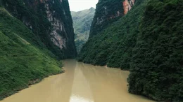 Der malerische S&ocirc;ng Nho Quế Flu&szlig; hat &uuml;ber Jahrtausende eine tiefe Schlucht ins Kalkgebirge gegraben. Eine der sch&ouml;nsten Schluchten Vietnams.