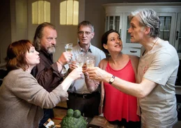 Die fidele Wurstverk&auml;uferin Uschi (Marie Gruber, li.) hat zusammen mit ihren Freunden Philip (Walter Sittler, re.), Harry (Paul Fassnacht, 2. v. li.), Eckart (Hans-Uwe Bauer) und Ricarda (Charlotte Schwab) eine WG 60plus gegr&uuml;ndet.