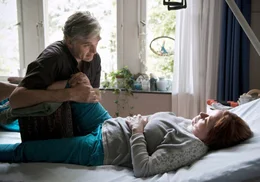 Philip (Walter Sittler) macht mit Uschi (Marie Gruber) Krankengymnastik.