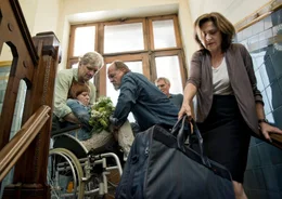 Philip (Walter Sittler, li.), Harry (Paul Fassnacht, 2. v. li.), Eckart (Hans-Uwe Bauer) und Ricarda (Charlotte Schwab) versuchen mit vereinten Kr&auml;ften Uschi (Marie Gruber) samt Rollstuhl in den dritten Stock zu tragen.