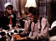 Cindy (Leslie Winston, l.) hat ein Telegramm erhalten, das John (Ralph Waite, r.) ihr vorliest: Ben ist in japanische Gefangenschaft geraten! Cindy (Leslie Winston, l.) hat ein Telegramm erhalten, das John (Ralph Waite, r.) ihr vorliest: Ben ist in japanische Gefangenschaft geraten!