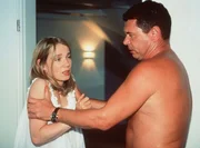 Zum wiederholten Mal hat Peter Broders (Ronald Nitschke) seine Frau Nicole "inflagranti" beim Seitensprung ertappt. Außer sich vor Wut mißhandelt er seine Frau. Zum wiederholten Mal hat Peter Broders (Ronald Nitschke) seine Frau Nicole "inflagranti" beim Seitensprung ertappt. Außer sich vor Wut mißhandelt er seine Frau.