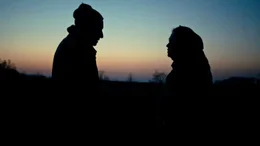 Anatoliy (Oleksandr Maksiakov) und Anna (Radmila Shchogolieva) stehen sich gegen&uuml;ber.