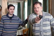 Die aus dem Gefängnis ausgebrochenen Schwerverbrecher Manne Meerkat (Oscar Ortega Sanchez, l.) und Theo Krakowski (Michael Trischan, r.) haben alle Hände voll zu tun, die Fülle der Geiseln in Schach zu halten. Die aus dem Gefängnis ausgebrochenen Schwerverbrecher Manne Meerkat (Oscar Ortega Sanchez, l.) und Theo Krakowski (Michael Trischan, r.) haben alle Hände voll zu tun, die Fülle der Geiseln in Schach zu halten.