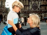 Inga Lürsen (Sabine Postel) wird aus dem kleinen Jan (Vincent Schalk, links) nicht schlau: Irgendetwas verheimlicht der Junge und sie weiß nicht, wie sie sein Vertrauen gewinnen kann. Inga Lürsen (Sabine Postel) wird aus dem kleinen Jan (Vincent Schalk, links) nicht schlau: Irgendetwas verheimlicht der Junge und sie weiß nicht, wie sie sein Vertrauen gewinnen kann.