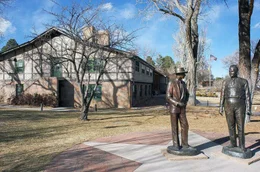 Statuen von J. Robert Oppenheimer und Leslie Groves vor der Fuller Lodge in Los Alamos, wo Bem&uuml;hungen zur Entwicklung der ersten Atombombe unternommen wurden