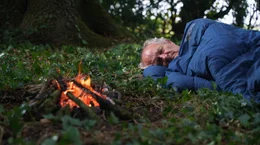 Harold (Jim Broadbent) campiert im Freien.