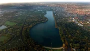 Der Maschsee: 1,6 Milliarden Liter Wasser mitten in der Stadt.
