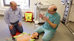 Reporter Patrick H&uuml;nerfeld l&auml;sst sich von Prof. Michael M&uuml;ller (re.) einweisen in die Technik der Reanimation. F&uuml;r den Film war er als &ldquo;First Responder&rdquo; (Ersthelfer) im Einsatz.