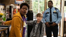 Lucas (Keith L. Williams, li.) und Max (Jacob Tremblay) mit Officer Sacks (Sam Richardson, re.)