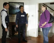 Bei den Ermittlungen in einem neuen Fall stoßen Rossi (Joe Mantegna, M.) und Hotch (Thomas Gibson, l.) auf Carla Hines (Camryn Manheim, r.). Doch wird sie ihnen weiterhelfen können? Bei den Ermittlungen in einem neuen Fall stoßen Rossi (Joe Mantegna, M.) und Hotch (Thomas Gibson, l.) auf Carla Hines (Camryn Manheim, r.). Doch wird sie ihnen weiterhelfen können?