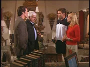 (v.l.n.r.) Steve (Barry Van Dyke) und Mark (Dick Van Dyke) konfrontieren Jim und Dina mit ihrem Verdacht, dass Jim seinen Zwillingsbruder ermordet und dessen Identität angenommen hat. (v.l.n.r.) Steve (Barry Van Dyke) und Mark (Dick Van Dyke) konfrontieren Jim und Dina mit ihrem Verdacht, dass Jim seinen Zwillingsbruder ermordet und dessen Identität angenommen hat.