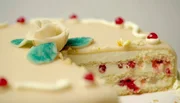 In der DDR wurde aus der Not heraus ein neues Kapitel der Backkultur geschrieben: Als Fett rar wurde, entdeckte man zufällig die Verwendung von Stärke als Fettersatz – auch für Buttercremetorten. Ob rund und mit Fett oder eckig und fettarm: Die Torte stand für kreativen Umgang mit Ressourcen in einer Zeit, da man nicht nur Rohstoffe sparen wollte, sondern auch der steigenden Zahl übergewichtiger Bürger begegnete. In der DDR wurde aus der Not heraus ein neues Kapitel der Backkultur geschrieben: Als Fett rar wurde, entdeckte man zufällig die Verwendung von Stärke als Fettersatz – auch für Buttercremetorten. Ob rund und mit Fett oder eckig und fettarm: Die Torte stand für kreativen Umgang mit Ressourcen in einer Zeit, da man nicht nur Rohstoffe sparen wollte, sondern auch der steigenden Zahl übergewichtiger Bürger begegnete.