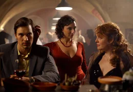 Judith (Ursula Strauss, Mitte) ist nicht begeistert dar&uuml;ber, dass ihr Freund Max (Florian David Fitz) seine Exfreundin Anna (Stefanie Dvorak) wieder trifft.