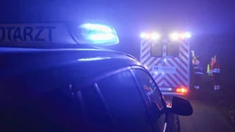 Herz-Kreislauf Notfall am Rande der Autobahn: Jede Minute z&auml;hlt.