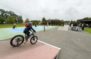 Die Multifunktionsanlage für Ballspiele, Skater und BMX-Fahrer hat die Kultur- und Heimatstiftung für 120.000 Euro errichten lassen. Die Multifunktionsanlage für Ballspiele, Skater und BMX-Fahrer hat die Kultur- und Heimatstiftung für 120.000 Euro errichten lassen.