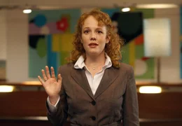 Die viel besch&auml;ftigte Anna (Stefanie Dvorak) nimmt Abschied von ihrer Jugendliebe.